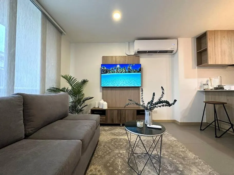 아파트 Gorgeous, Modern, And Air-Conditioned Included 메딜린