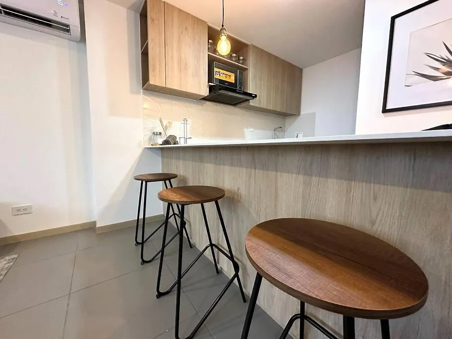 Gorgeous, Modern, And Air-Conditioned Included 메딜린