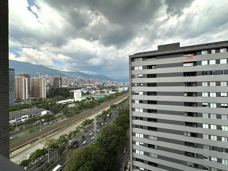 Gorgeous, Modern, And Air-Conditioned Included 메딜린