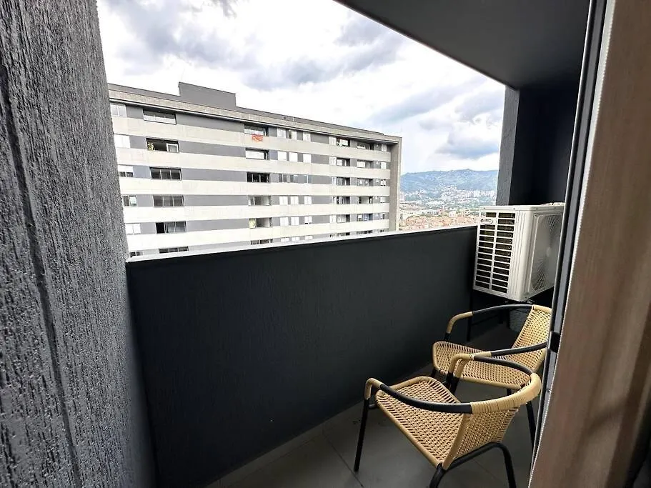 Gorgeous, Modern, And Air-Conditioned Included 메딜린 아파트