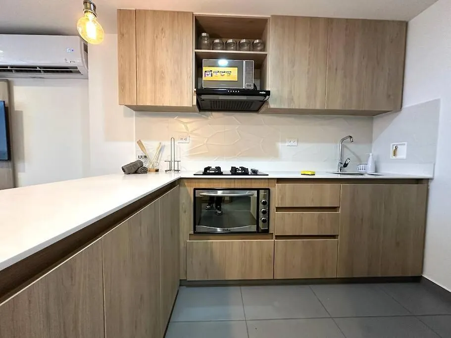 Gorgeous, Modern, And Air-Conditioned Included 메딜린 0*,