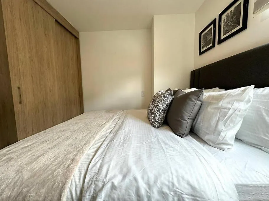 Gorgeous, Modern, And Air-Conditioned Included 메딜린 아파트