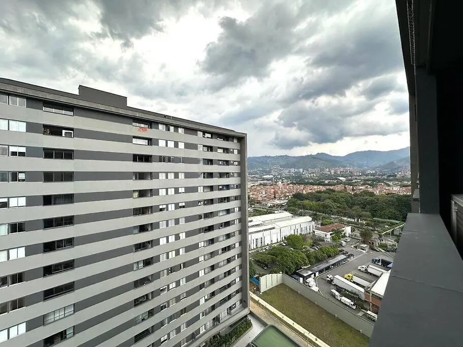 Gorgeous, Modern, And Air-Conditioned Included 메딜린