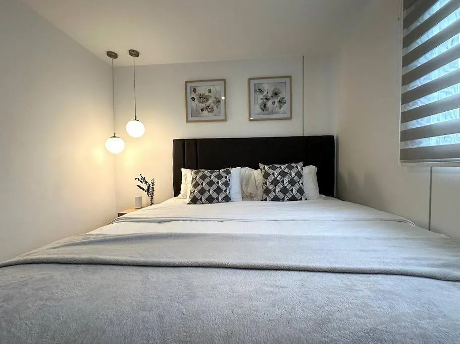 아파트 Gorgeous, Modern, And Air-Conditioned Included 메딜린