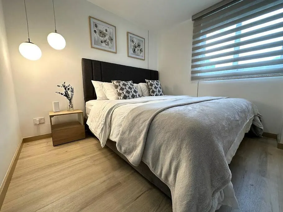 Gorgeous, Modern, And Air-Conditioned Included 메딜린 0*,