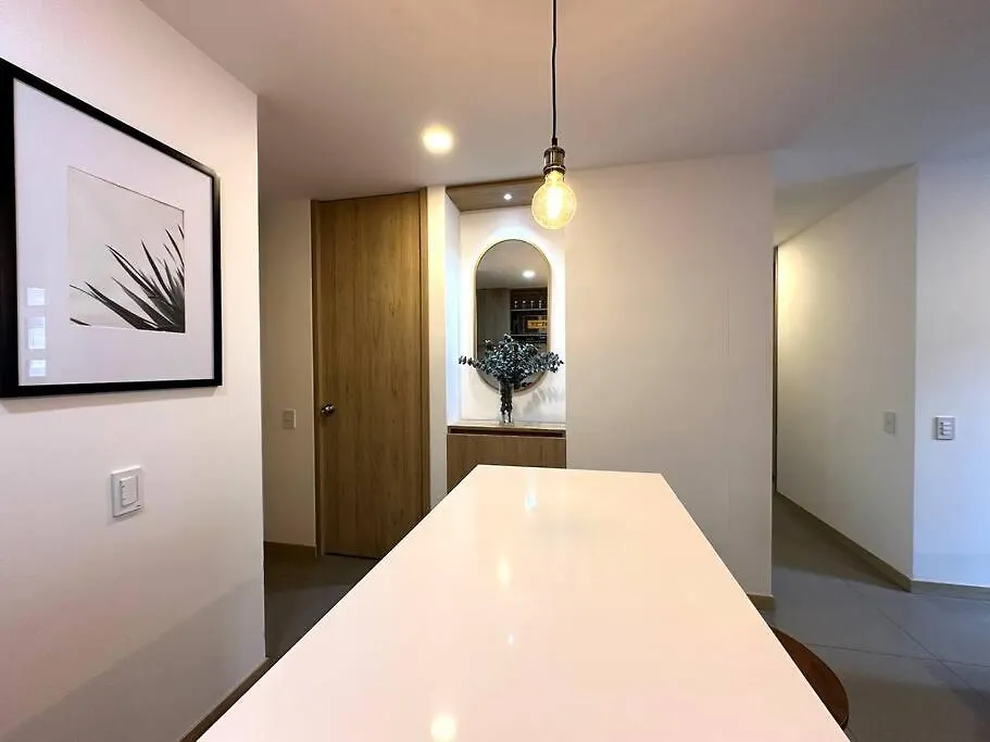 Gorgeous, Modern, And Air-Conditioned Included 메딜린 아파트