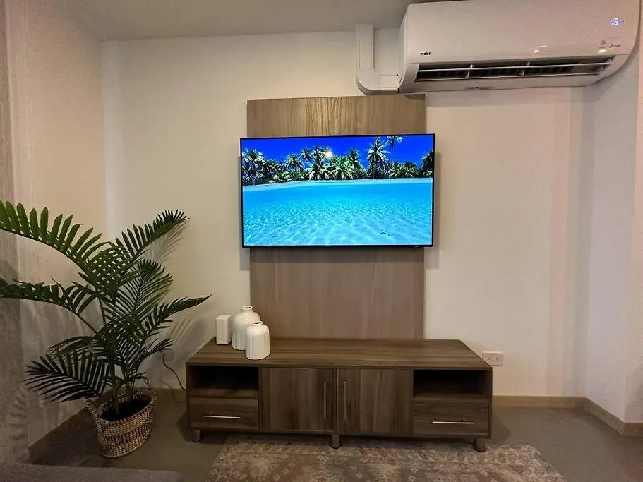 Gorgeous, Modern, And Air-Conditioned Included 메딜린