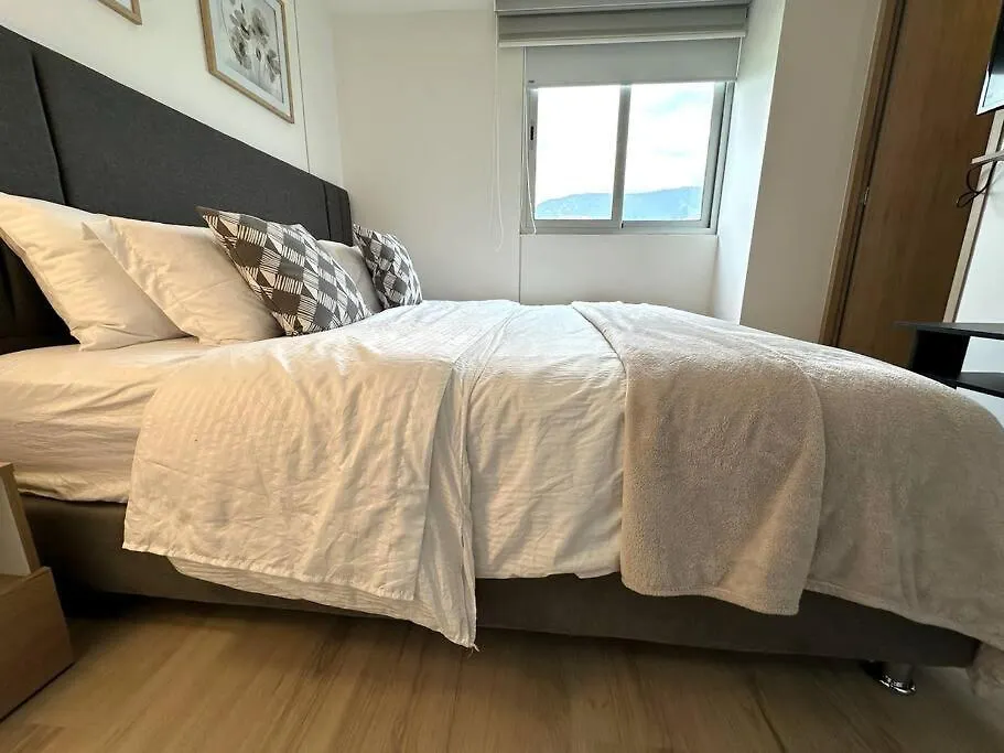Gorgeous, Modern, And Air-Conditioned Included 메딜린
